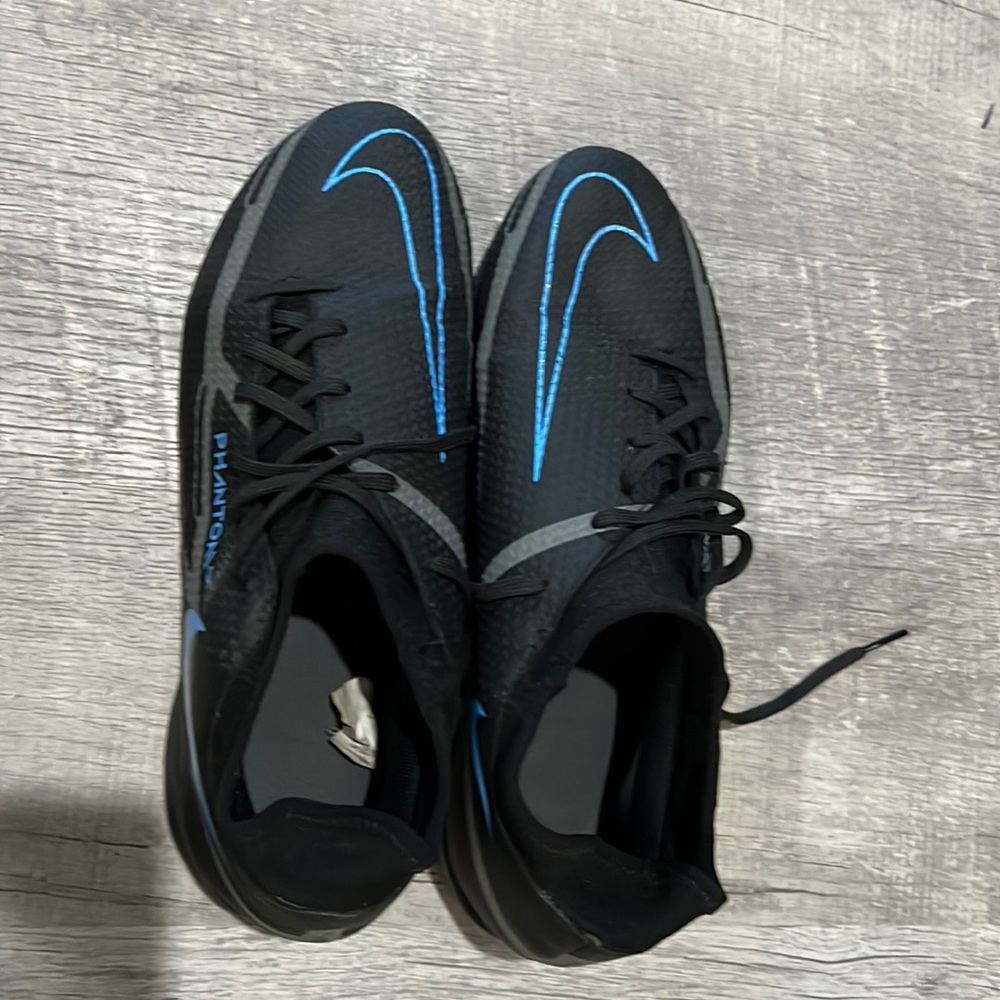 Excellent Nike Phantoms indoor soccer turf shoes. Black size 7.5